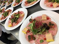 Vitello Tonnato, caprons, mi-cuit de foie gras, saumon mariné au sirop d'érable et jeunes pouces